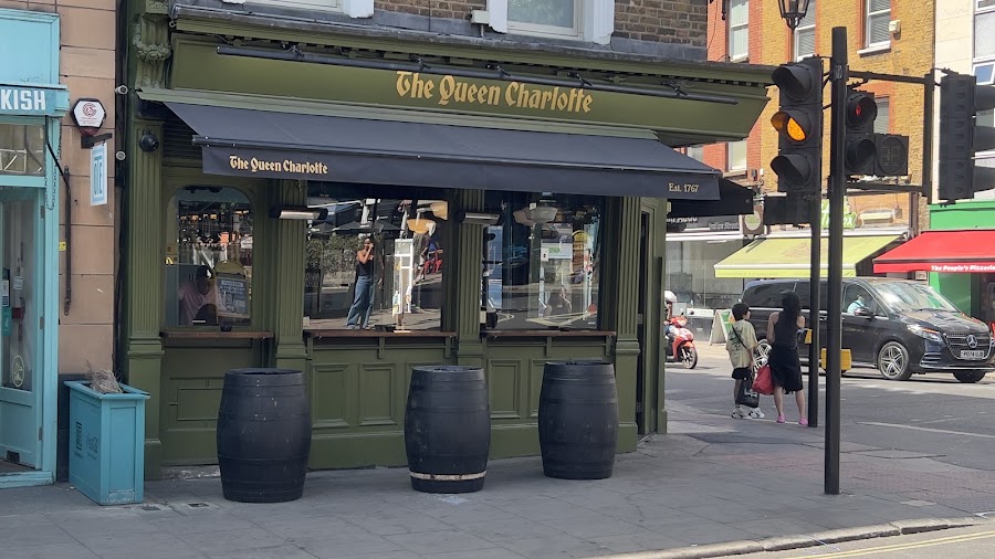 The Queen Charlotte, photo 4