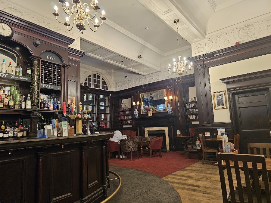 Victoria & Albert Bar, photo 3