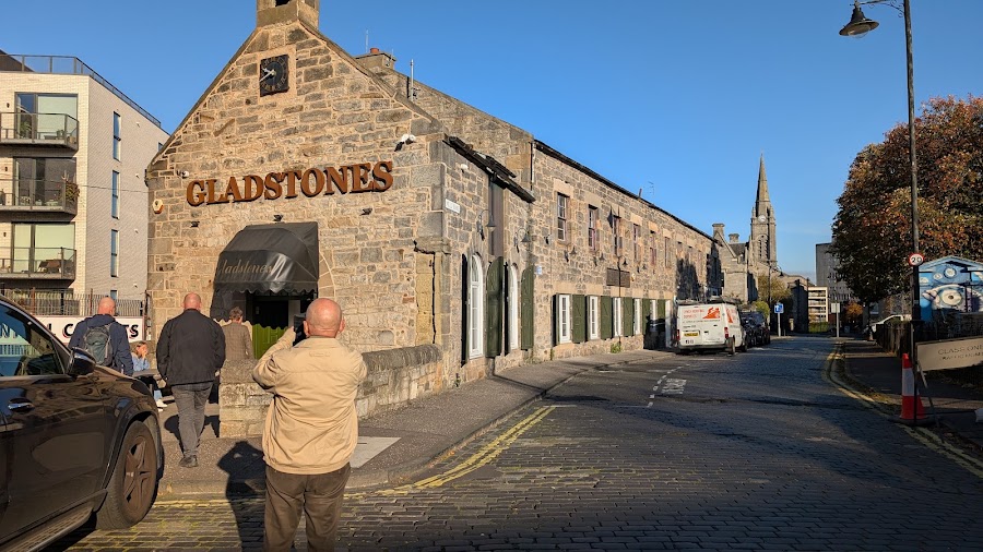 Gladstones, photo 3